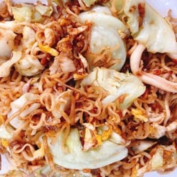 ผัดมาม่ากะหล่ำปีหมูหมึก