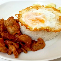 ข้าว อกไก่ทอดน้ำปลา