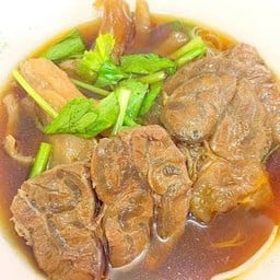 นลินก๋วยเตี๋ยวเนื้อน่องลาย