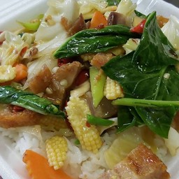 ข้าวผักรวมหมูกรอบน้ำมันหอย