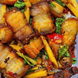 กระเพราหมูกรอบหน่อไม้ราดข้าว