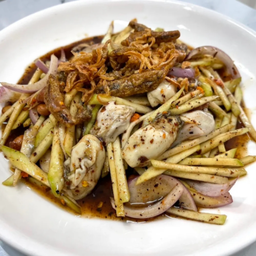 ยำมะม่วงหอยนางรมปลากรอบ