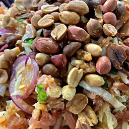 ยำแหนมคลุกหนังหมู