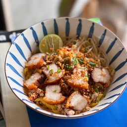 บะหมี่ต้มยำหมูกรอบ