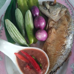 ปลาทูทอดน้ำพริกกะปิ+ผักสด