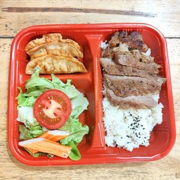 เบนโตะ หมูย่างจิ้มแจ่ว สุดคุ้ม