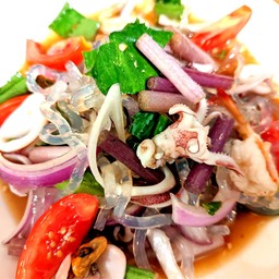 ยำเส้นแก้วลูกชิ้นรวม