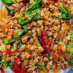 กระเพราหมูสับวุ้นเส้นราดข้าว