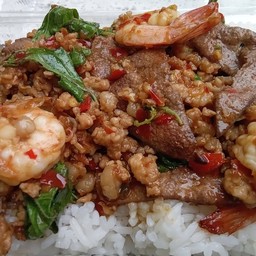 กระเพราพริกแห้งกุ้งตับราดข้าว