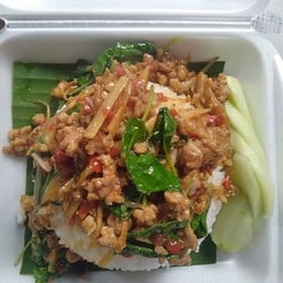 ผัดกระเพรา หมูสับ หน่อไม้ (ราดข้าว)