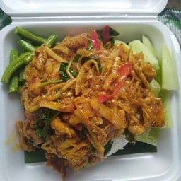 ผัดพริกแกง หน่อไม้ หมู(ราดข้าว)