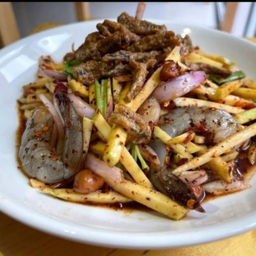 ยำมะม่วงกุ้งสด + ปลากรอบ