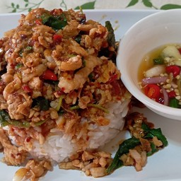 กะเพราไก่สับราดข้าว