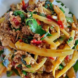 กระเพราหมูสับหน่อไม้