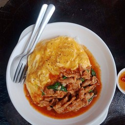 ข้าวราดไข่ข้นพะแนงหมู