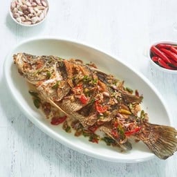 ปลากระพงราดพริกสามรส (ตัว)