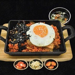 ข้าวผัดกิมจิหมู  Kimchi fried rice with pork