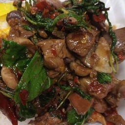 กะเพราเครื่องในไก่