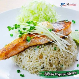 ข้าวผัดกระเทียมปลาแซลมอน