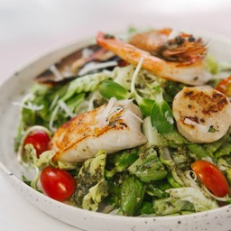 สลัดซีฟู้ดกับซอสเพสโต้