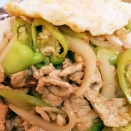 หมูผัดพริกหยวกราดข้าวใข่ดาว