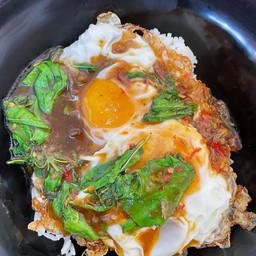 ข้าวไข่แฝดซอสกะเพรา(ไม่มีเนื้อสัตว์)