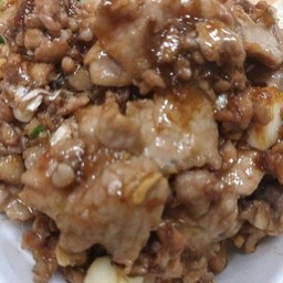 หมูกระเทียมราดข้าว
