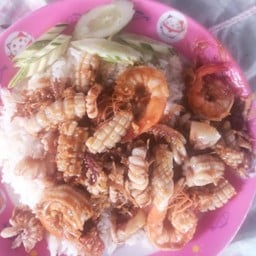 ข้าวปลาหมึกกระเทียมใข่ดาว