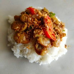 ข้าวไส้อั่วทอดกระเทียมพริก ห่อกระดาษ