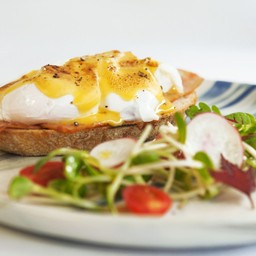 ขนมปังซาวโดวจ์ สลัดผักสด