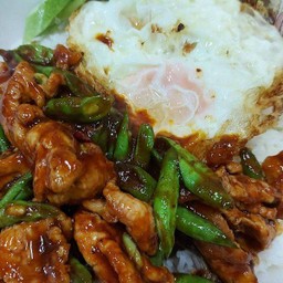 พริกแกงหมูราดข้าว