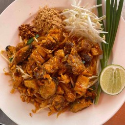 ครัวแม่ศยาข้าวแกง ตามสั่ง ผัดไทย ขนมจีน ใกล้กับMr.DIY