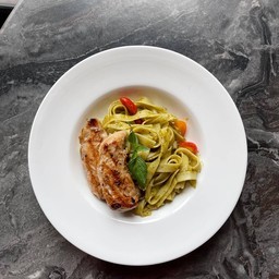 เฟตตูชินี่ซอสเพสโต้ไก่ย่าง