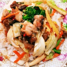 กับข้าว-ผัดผักรวมหมูกรอบ