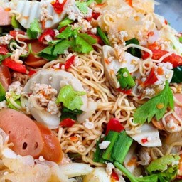 ยำมาม่า ไส้กรอกหมูสับหมูยอ  รวมมิตร