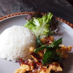 ข้าวไก่กรอบซอสกะเพรา