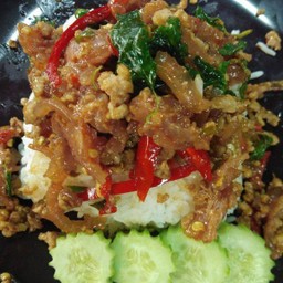 ข้าวราดกะเพราแหนม
