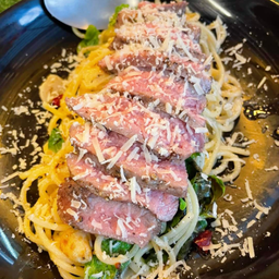 สปาเก็ตตี้เนื้อย่างผัดพริกไทดำ
