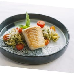 เฟตตูชินี่ปลากับซอสเพสโต้