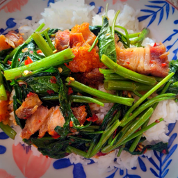 ผัดผักบุ้งหมูกรอบ(เก็บคูปองได้ส่วนลด)