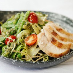 สลัดไก่กับซอสเพสโต้
