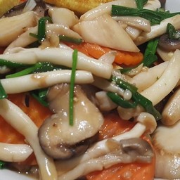 เห็ดผัดน้ำมันหอยหมูชิ้นหรือหมูสับ