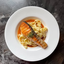 เฟตตูชินี่แซลม่อนซอสต้มยำ