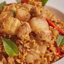 ข้าวผัดกะปิหมู เสิร์ฟพร้อมกับน้ำซุป