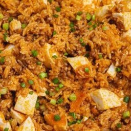 ข้าวผัดน้ำพริกเผาใส่ไข่เค็ม เสิร์ฟพร้อมกับน้ำซุป