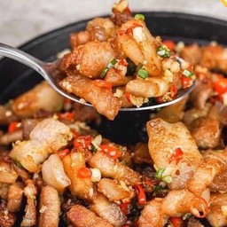 ข้าว หมูสามชั้นคั่วพริกเกลือ