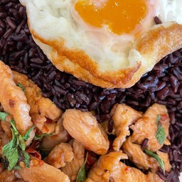ข้าวหอมมะลิกะเพราไก่ ไข่ดาวอารมณ์ดี