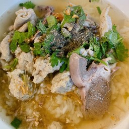 ข้าวต้มเครื่องในหมู