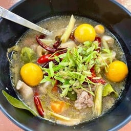 ต้มยำพวงไข่ใบมะขาม