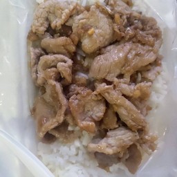 หมูกระเทียมราดข้าว 40 บาท หมูชิ้นใหญ่เต็มคำ ปริมาณเยอะเกินราคา ให้มาจุใจ